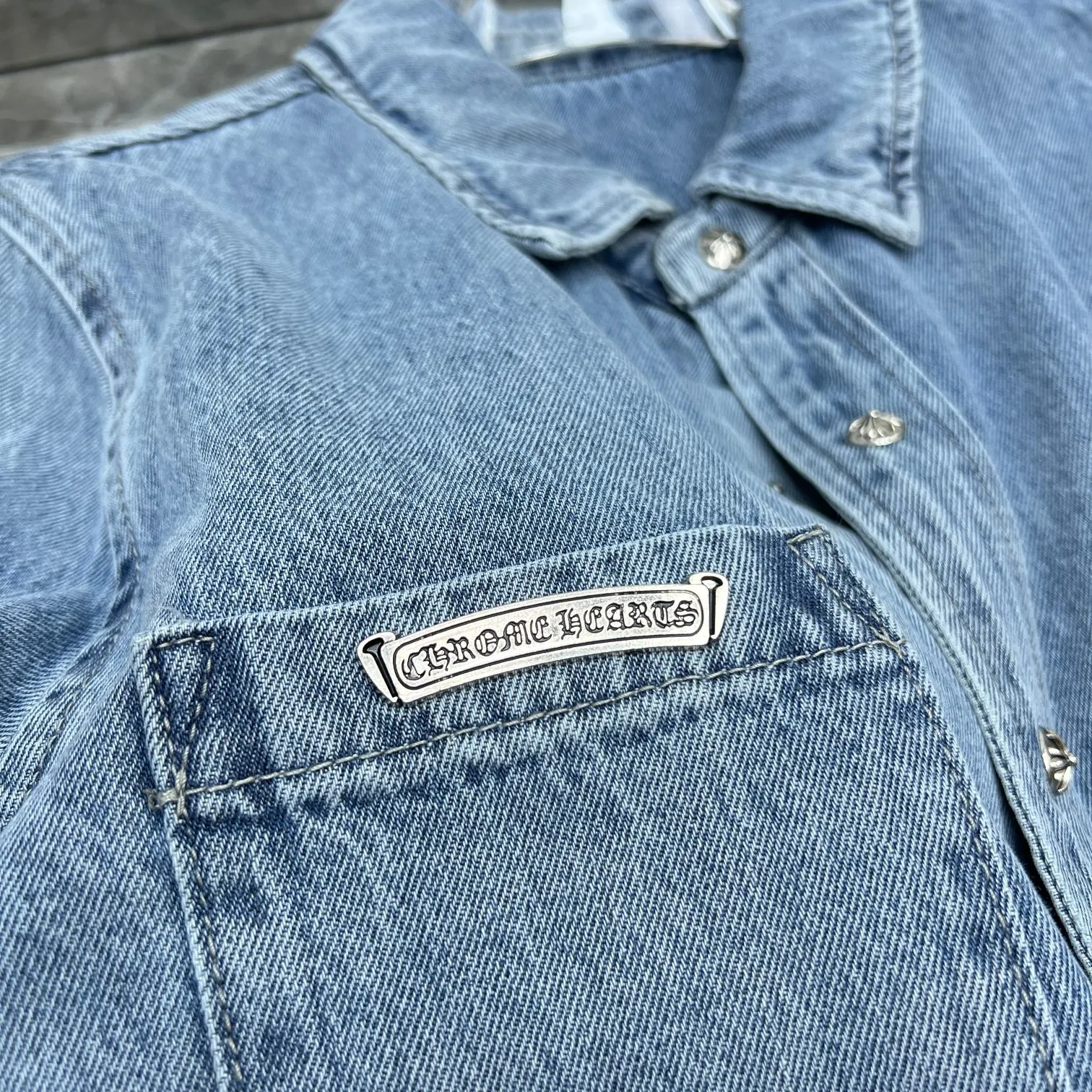 P256 Chrome Hearts🍁shirt series🍁1000-year-old classic patchwork embroidered leather denim, exclusive custom weaving and dyeing, 100% pure cotton high weight denim fabric, high-tech washing! Heavy enzyme stone rinse! Original hardware mold opening! ⭐Special version of the original version ⭐Patchwork leather craftsmanship Can be worn with denim in all seasons 🌈Recommended color: Custom washed denim blue 🌈Code number: S, M, L, XL